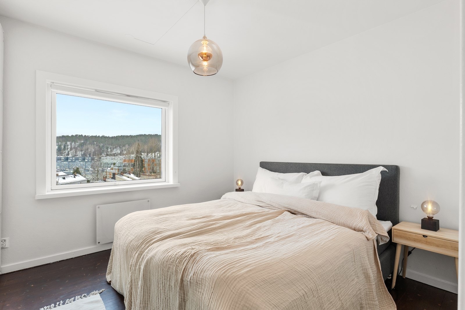 Soverommet har god plass til dobbeltseng og nattbord. Galleribilde