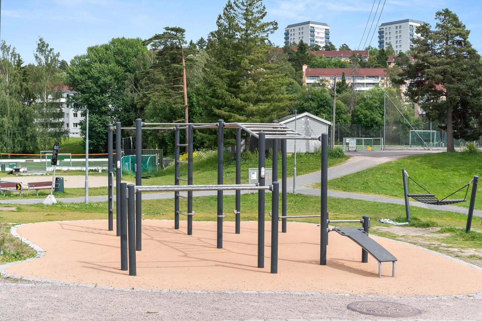 Ved badedammen finner du treningsapparater, sittebenker og lekeplass blant annet. Galleribilde