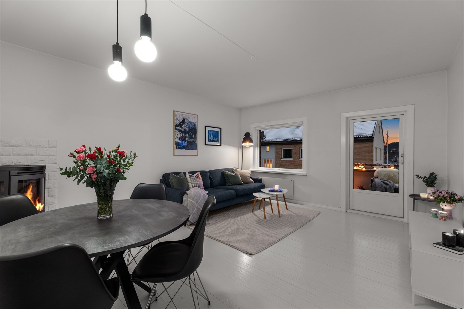 Det er god plass til sofa, TV-møblement, stuebord og spisegruppe i stuen. Galleribilde