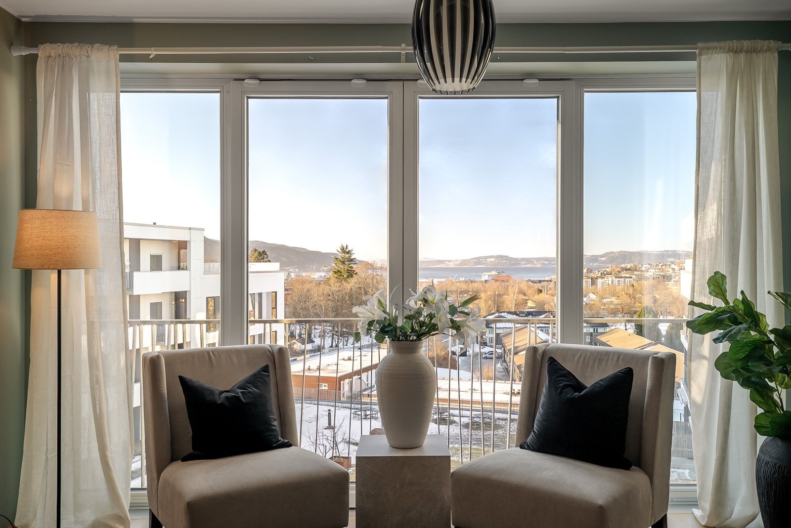 Lekker toppleilighet med elektrisk solskjerming på både stue og hovedsoverom. Galleribilde