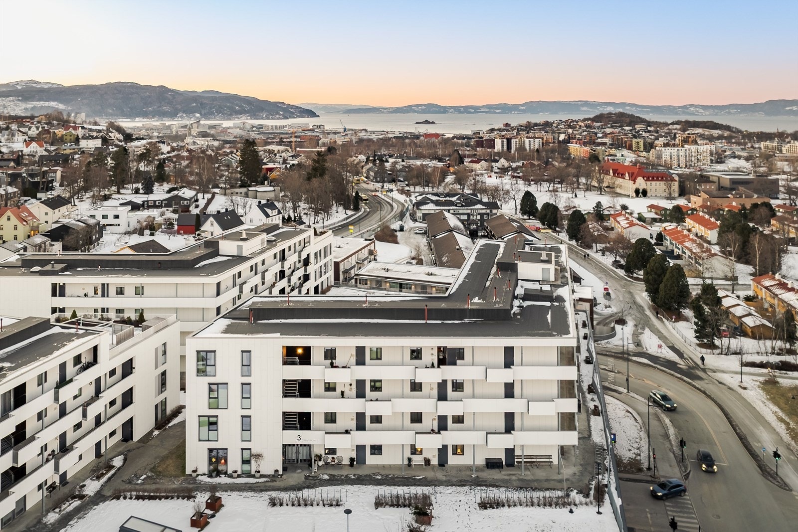 Attraktiv beliggenhet med nærhet til det meste, og ca. 6 minutters gange til Strindheim skole. Galleribilde