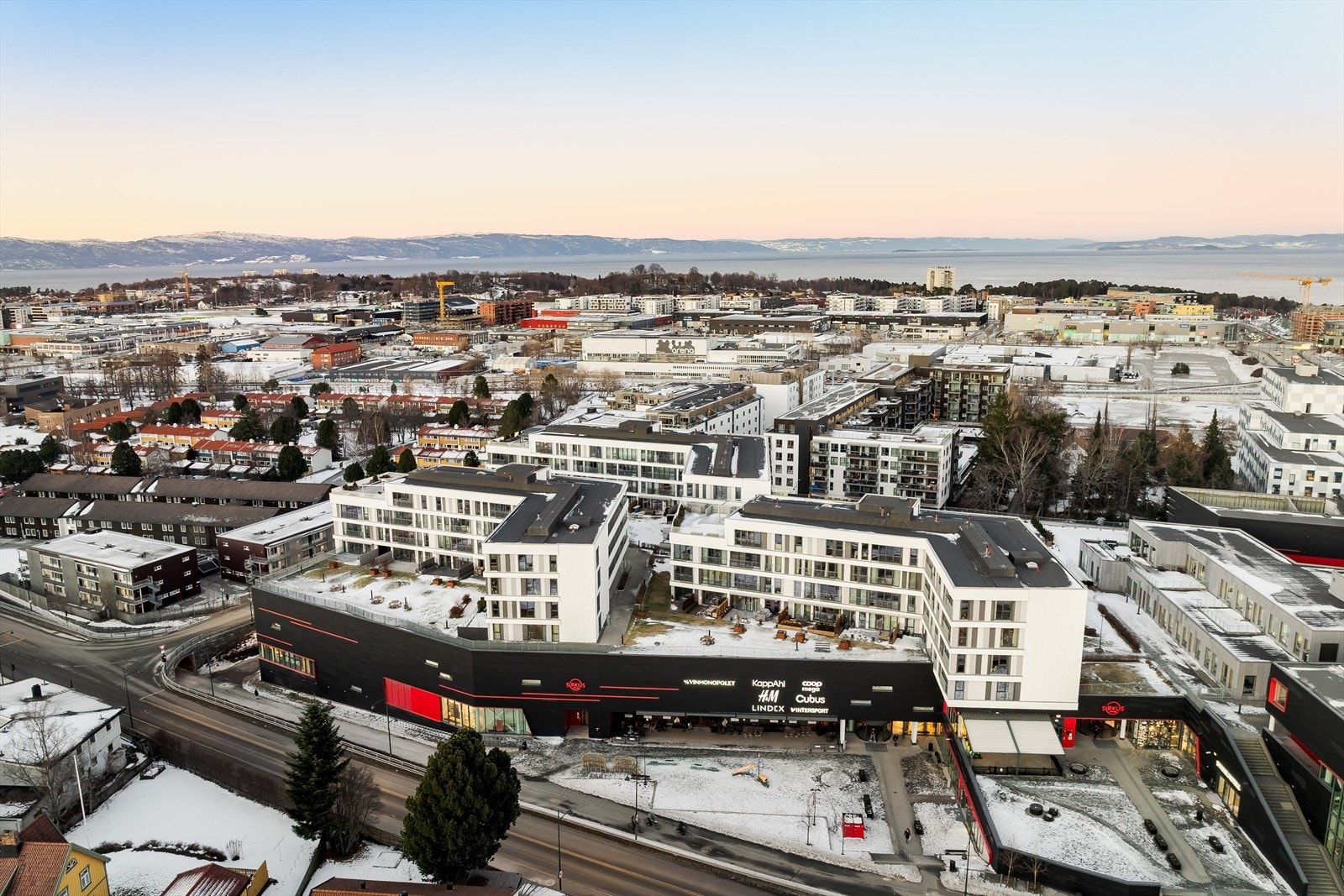 Felles uteområde på taket av Sirkus Shopping, tilrettelagt med sittegrupper og fine sosiale soner. Galleribilde