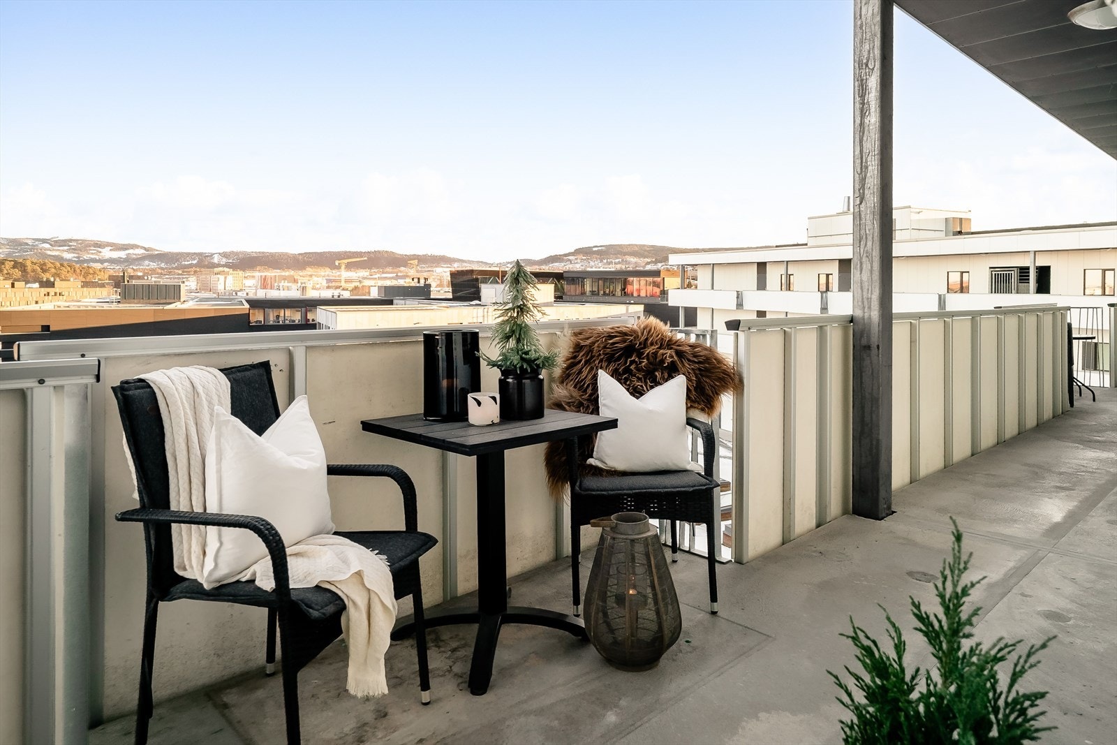 Hyggelig inngangsparti som gir en rolig overgang inn i boligen. Galleribilde