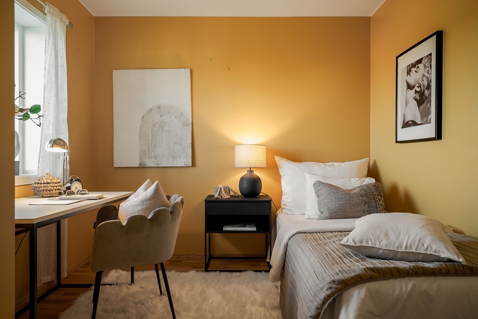 Soverom 2 er på 7,5 kvm med plass til både seng og skrivebord. Galleribilde