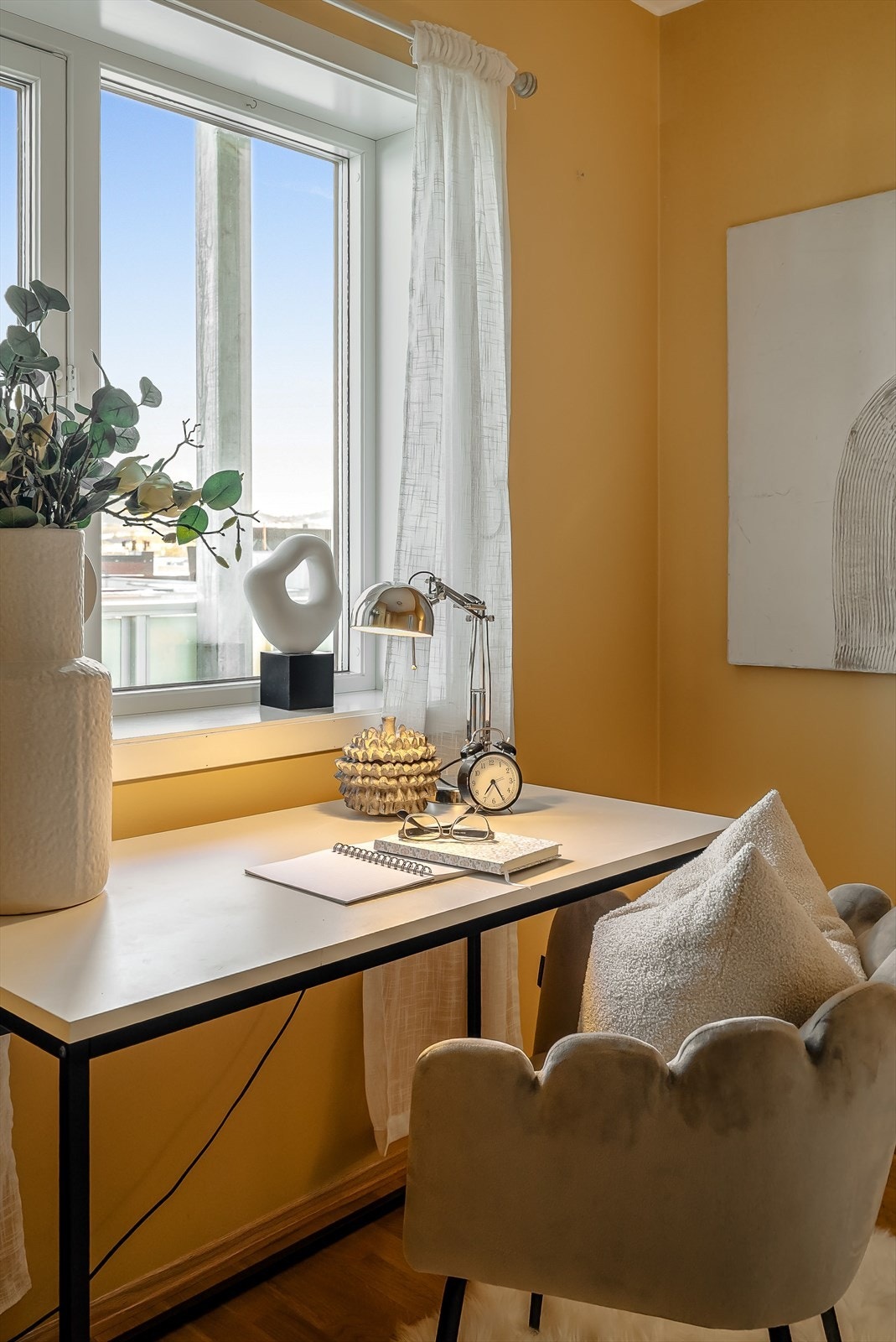 Godt dagslys gjør rommet like egnet til arbeid som til avslapning. Galleribilde