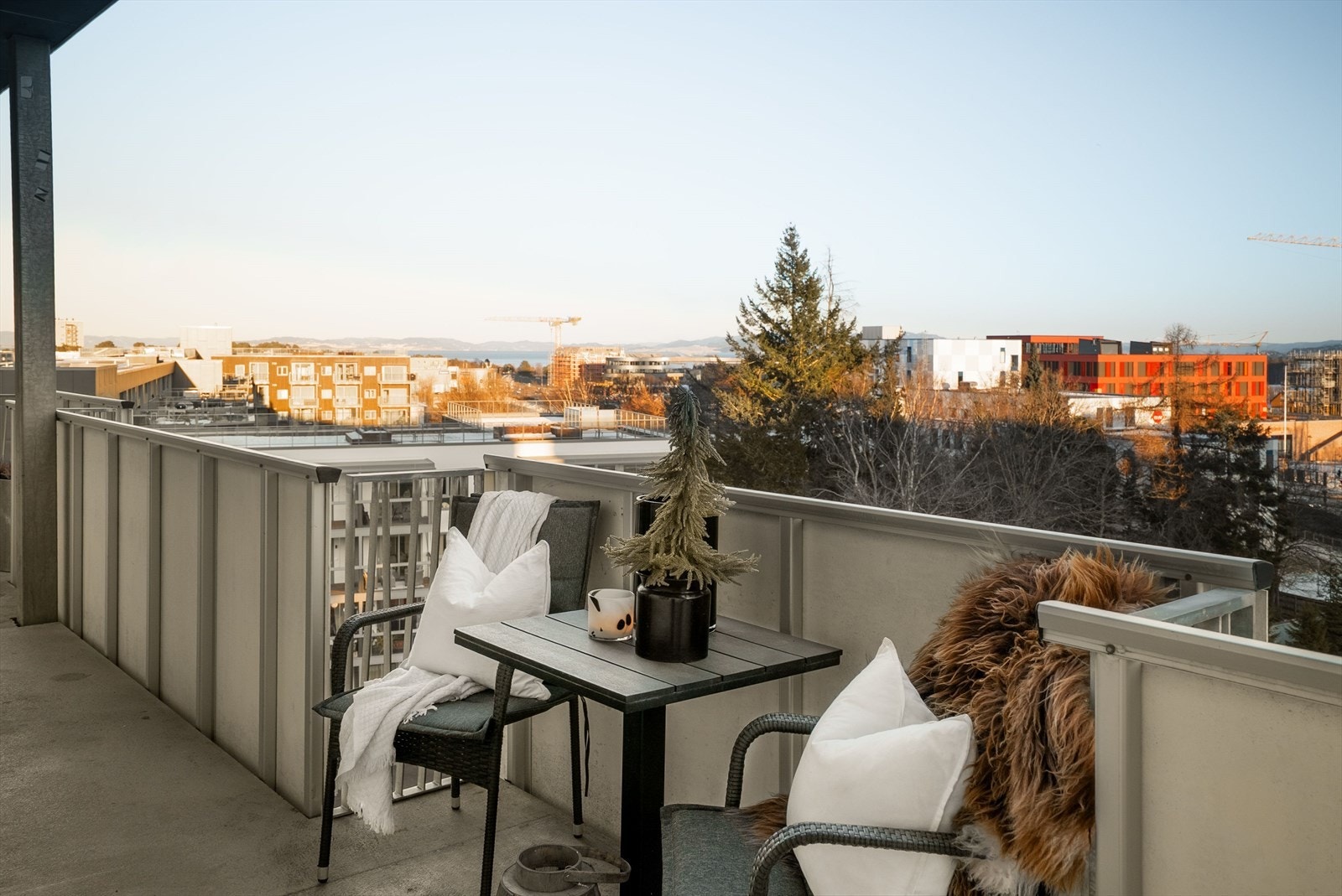 Inngangsparti med plass til sittegruppe og utsikt mot nærområdet. Galleribilde