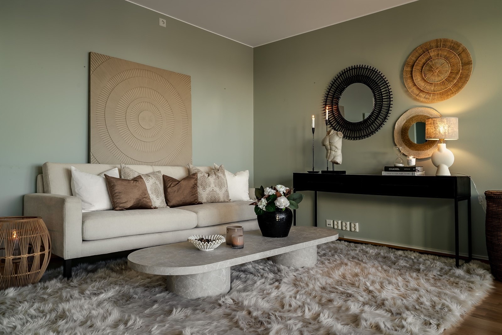 Stuen har god plass til både sofagruppe og øvrig møblement. Galleribilde