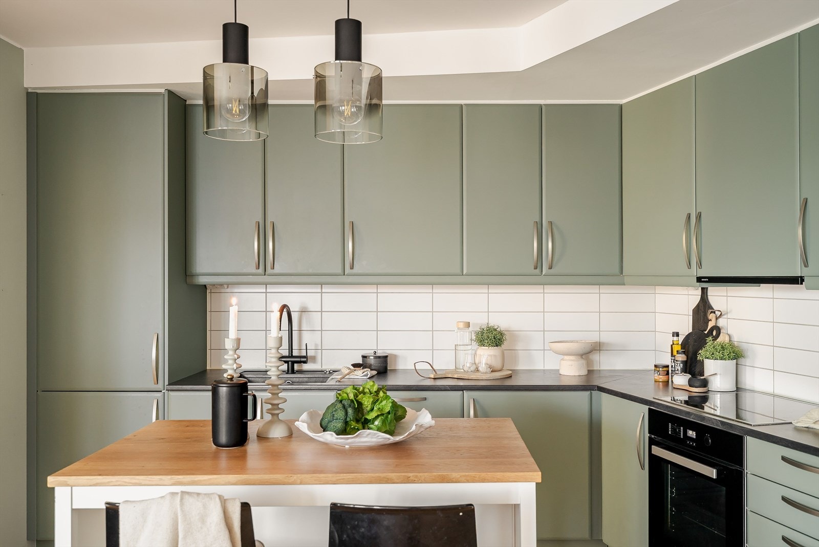 Kjøkkenøy som gir ekstra arbeidsplass og en naturlig samlingsplass i hverdagen. Galleribilde