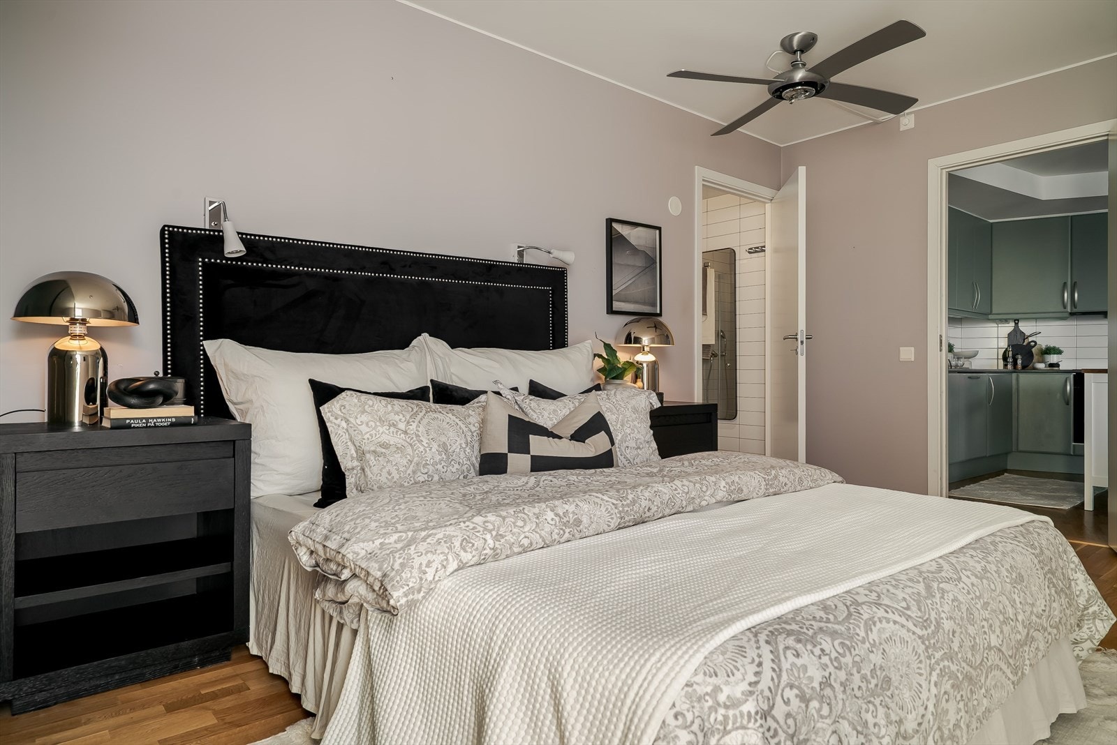 Hovedsoverommet er på 15 kvm med god plass til stor dobbeltseng og inngang til privat baderom. Galleribilde