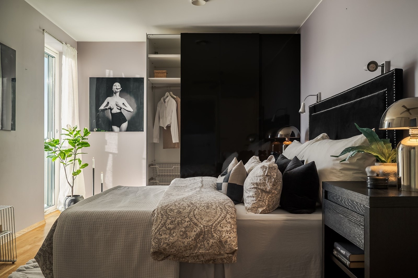 Lunt og innbydende soverom med god plass til garderobeskap. Galleribilde