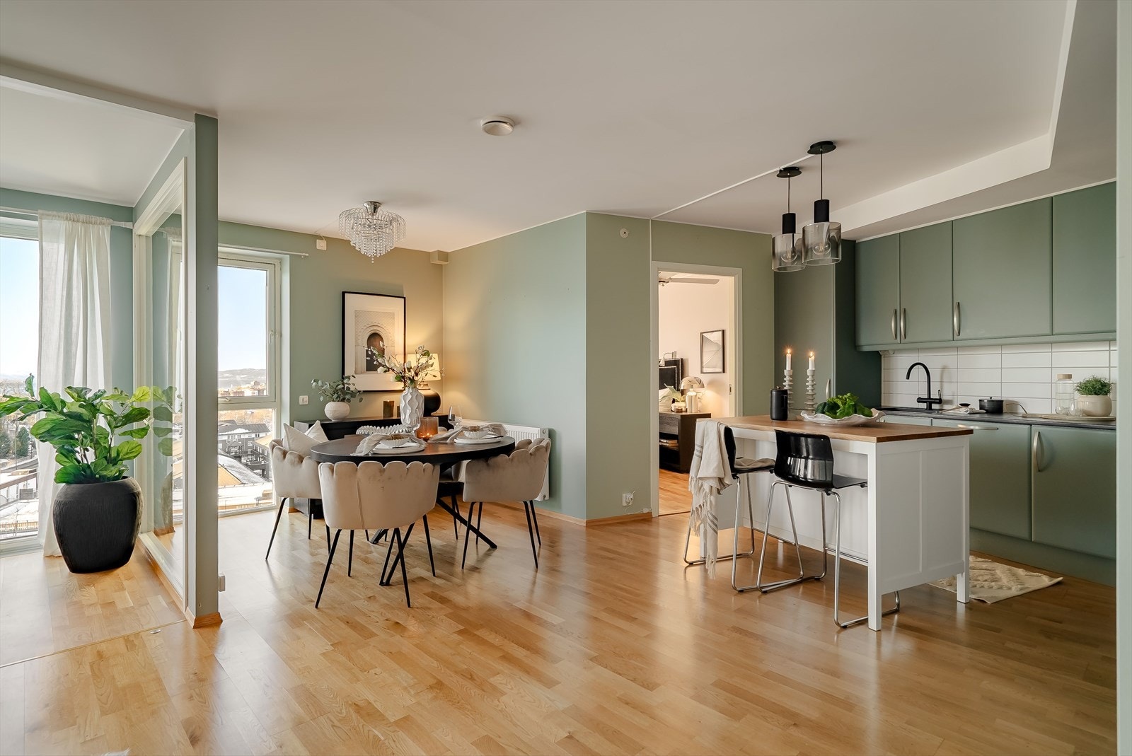 Leiligheten har en åpen og luftig planløsning med god plass til å møblere i flere soner. Galleribilde