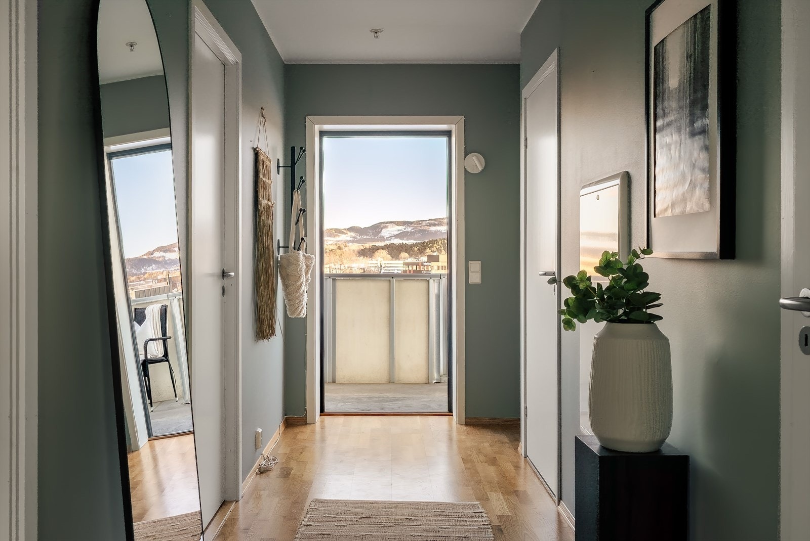 Lys og innbydende entré med gode oppbevaringsmuligheter for yttertøy. Galleribilde