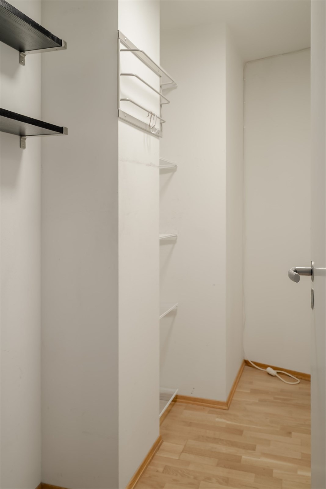 Innvendig bod på ca. 3 kvm som gir god lagringsplass i hverdagen. Galleribilde