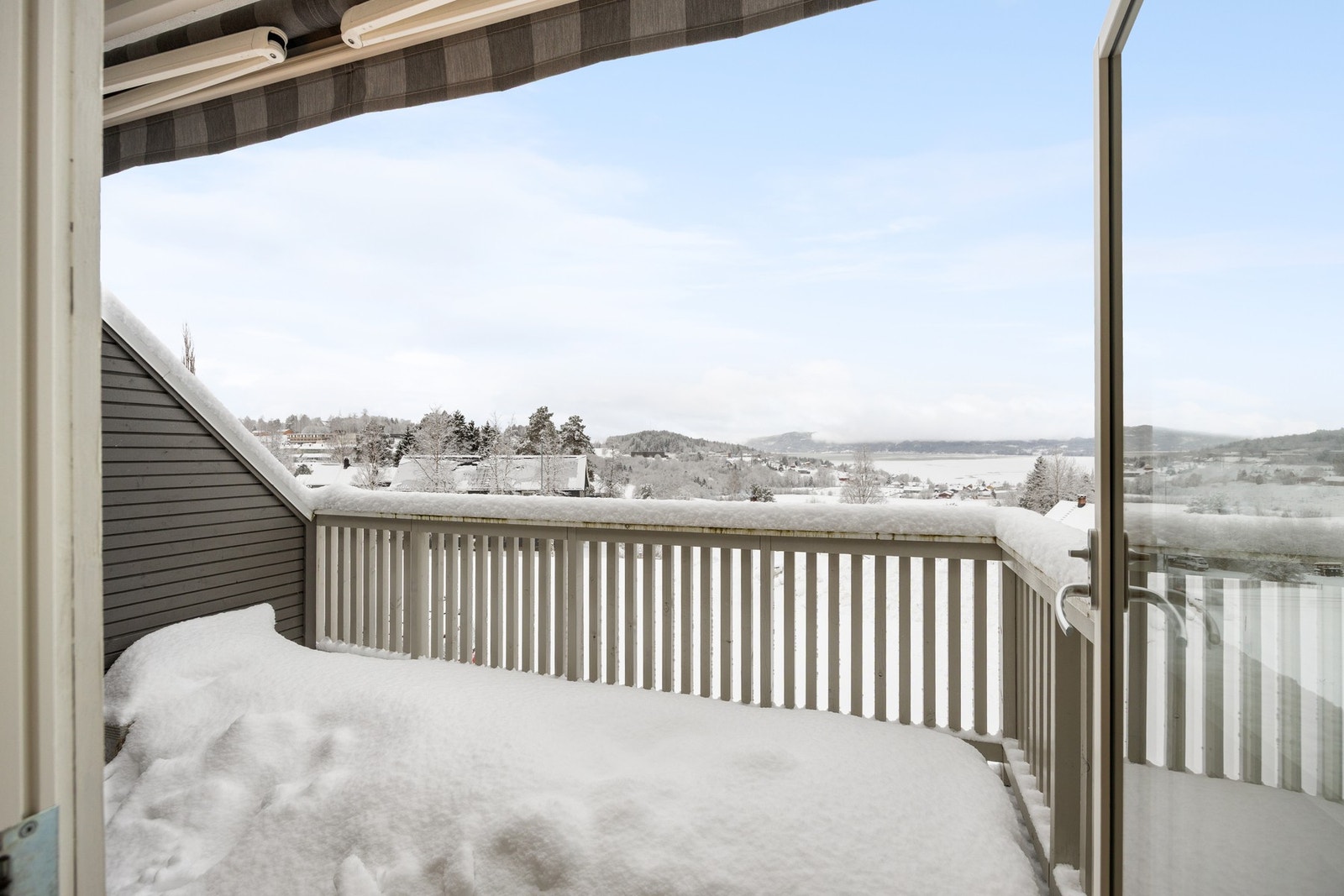 Fra stuen er det utgang til balkong på 9,5 kvm. Galleribilde