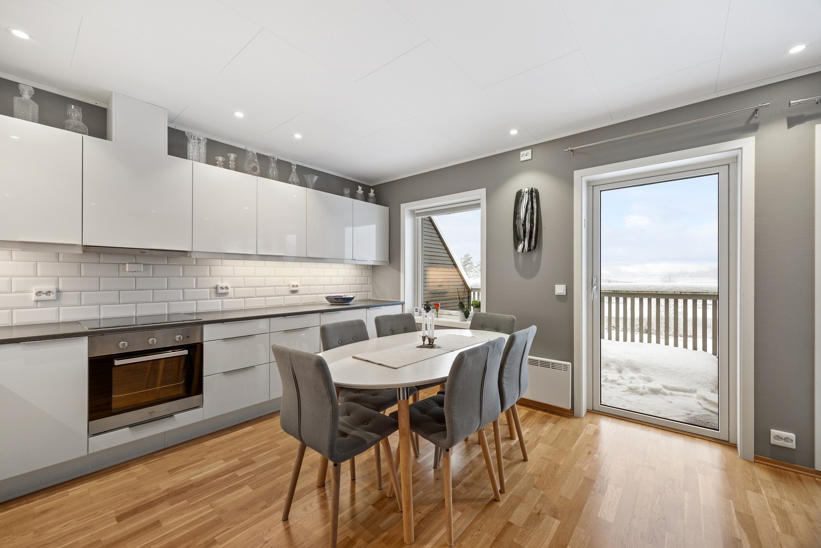 Kjøkkenet er oppgradert ift. standard med forlenget innredning og flis over benkeplate. Galleribilde