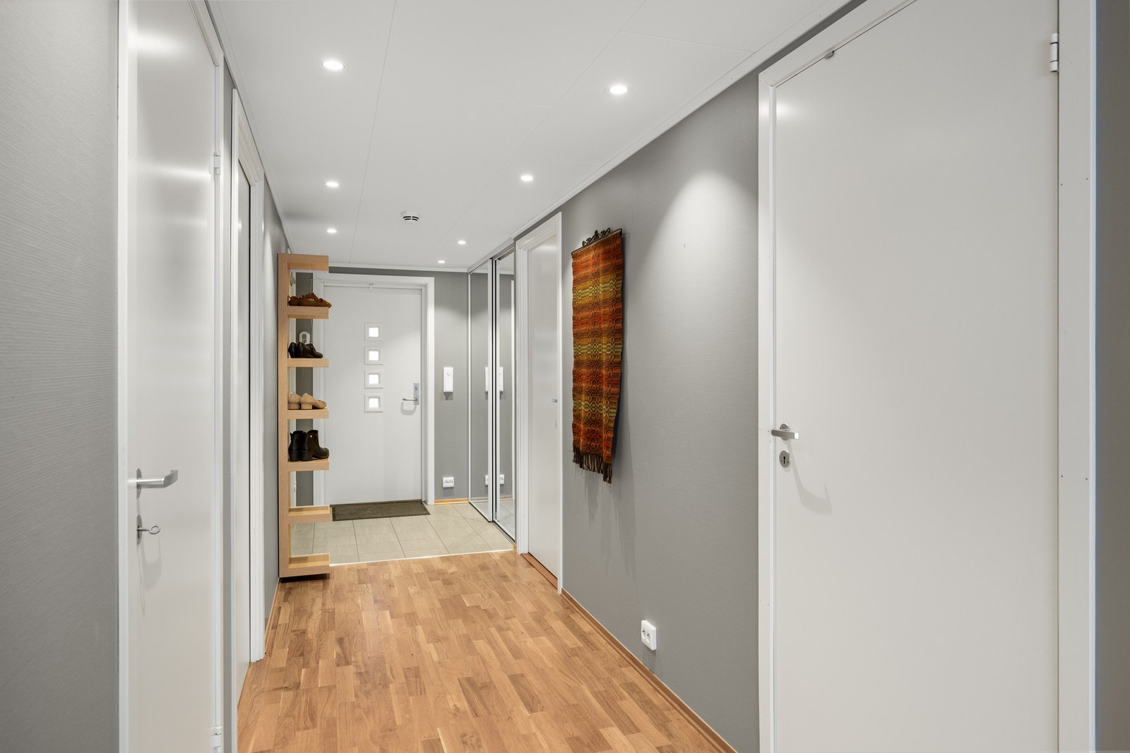 Gang - 10 kvm. Dør inn til to soverom, teknisk rom og bad. Galleribilde