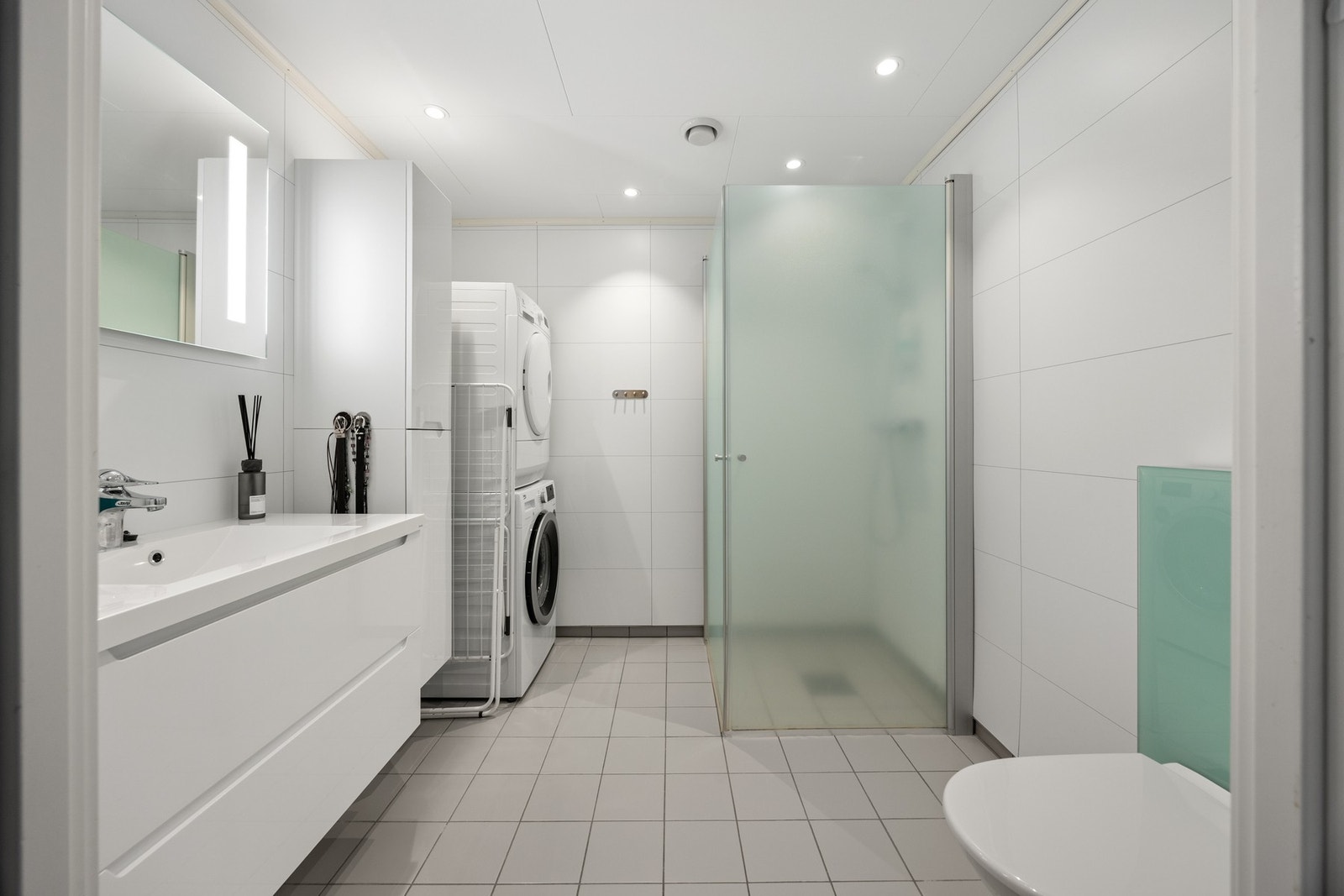 Bad - 5,5 kvm. Utstyrt med servantskap, toalett, oppvaskmaskin og dusjdører. Galleribilde