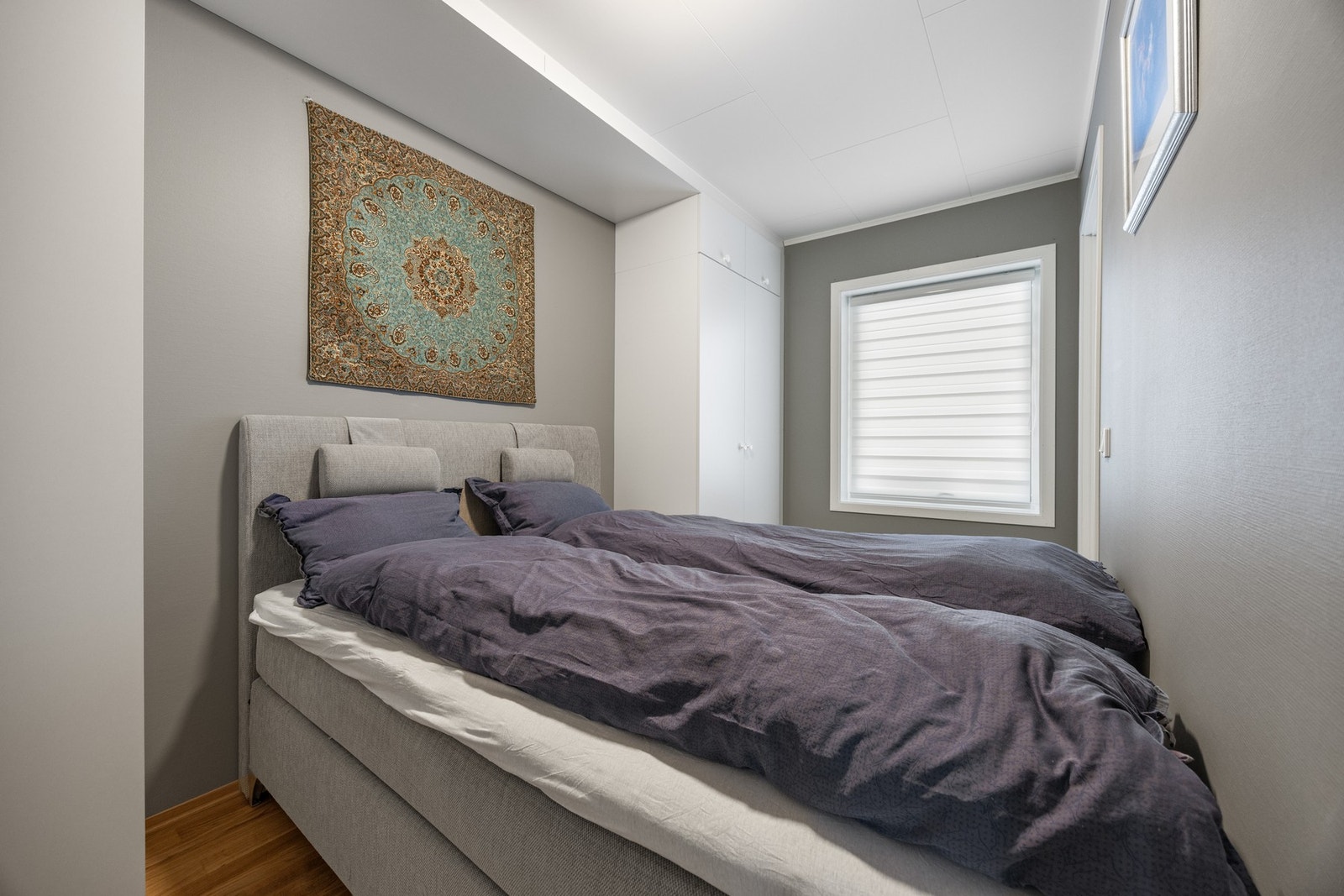 Soverom - 9 kvm. Utstyrt med garderobe. Døradkomst fra begge sider av sengen. Galleribilde