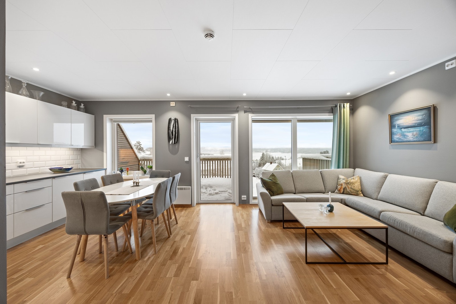 Kjøkken og stue måler til sammen 27 kvm. Downlights sørger for god grunnbelysning. Galleribilde