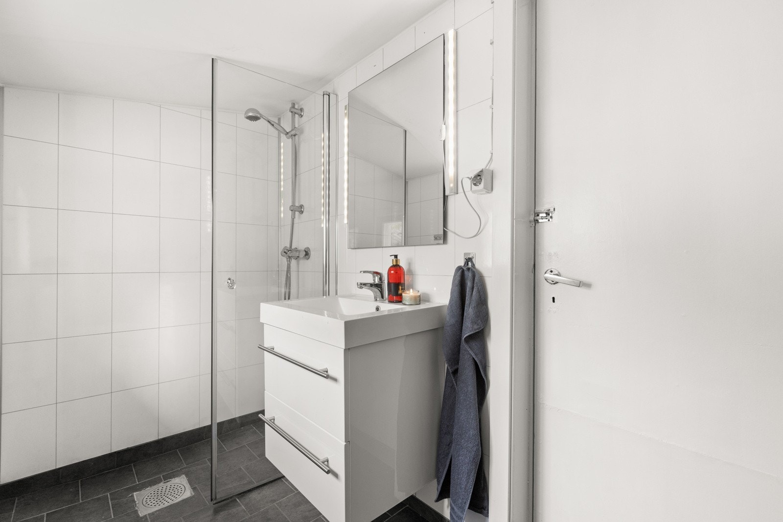 Delikat, flislagt baderom. Galleribilde