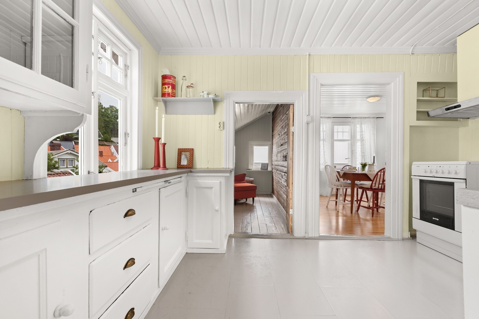 Koselig kjøkken med god skap- og benkeplass. Galleribilde