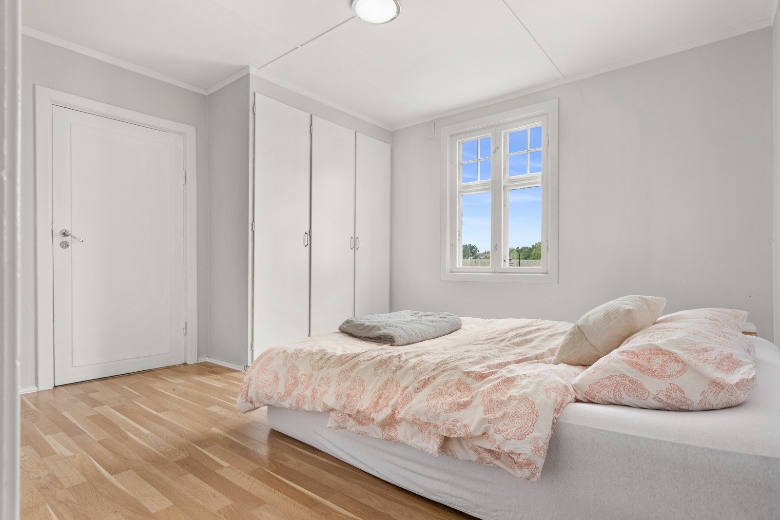 Hovedsoverommet har dobbeltseng og integrert skapplass. Galleribilde