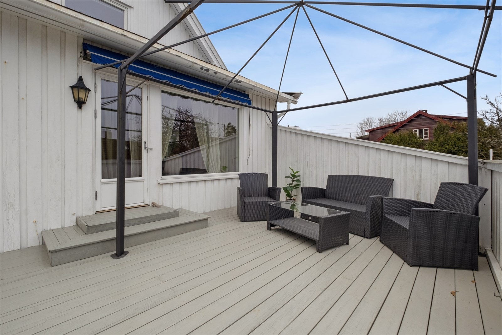 Sørvendt terrasse på ca. 17 m² med gode solforhold. Galleribilde