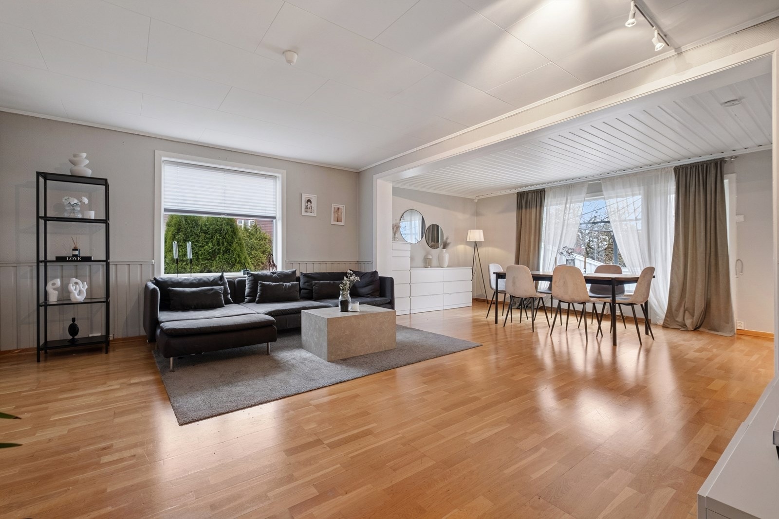 Stuen er lys og romslig med flere møbleringsmuligheter. Galleribilde