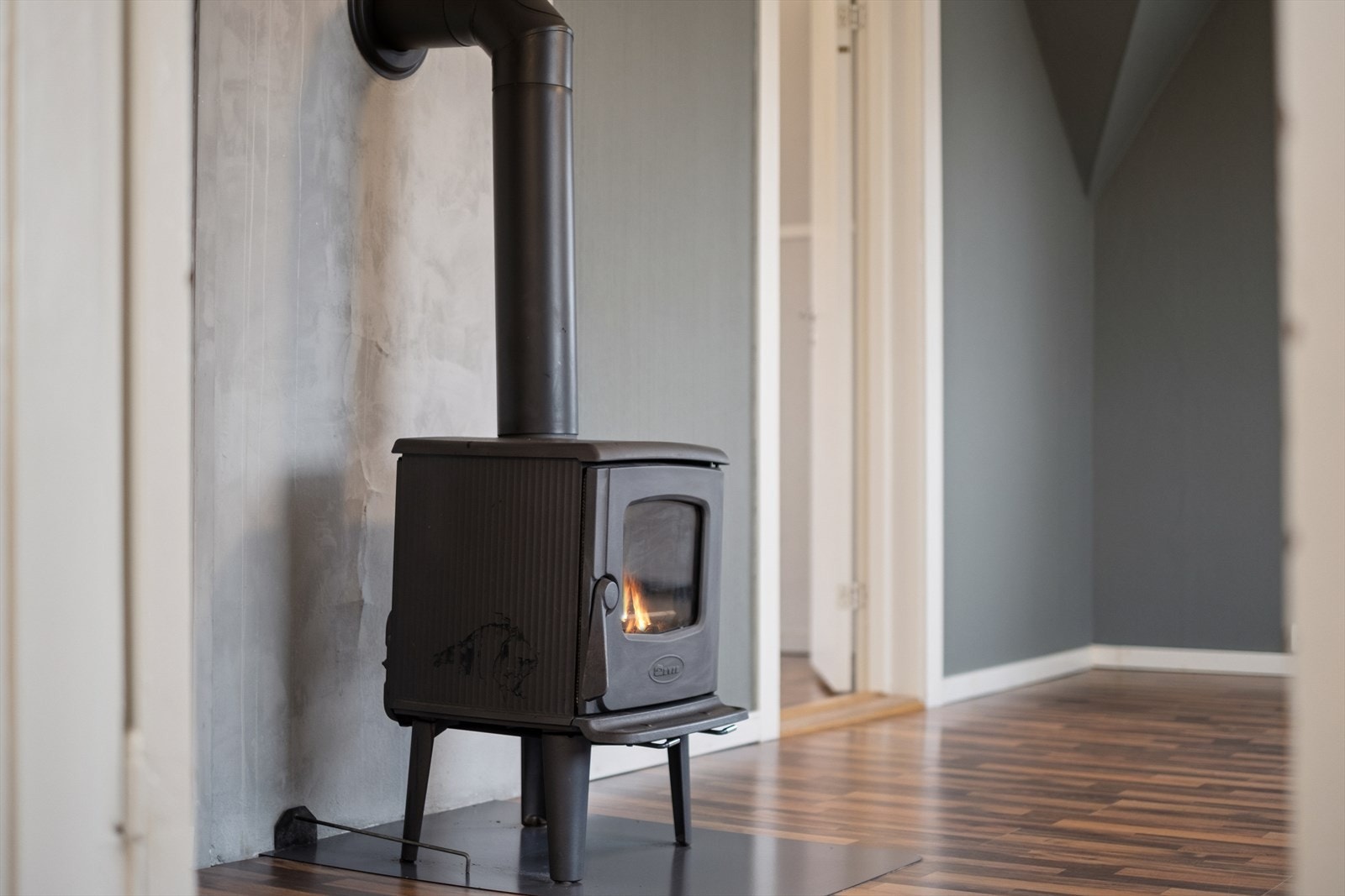 I stuen er det en peis. Galleribilde