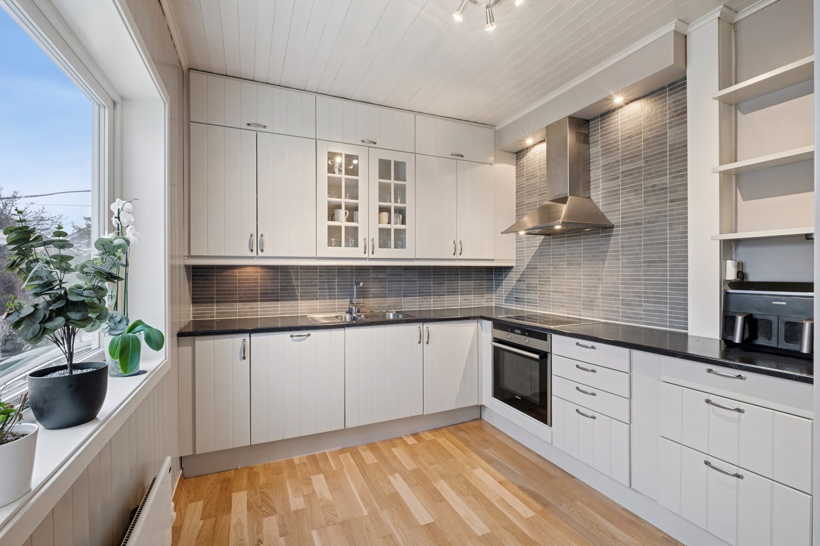 Norema kjøkken med grå profilerte fronter og laminert benkeplate. Galleribilde