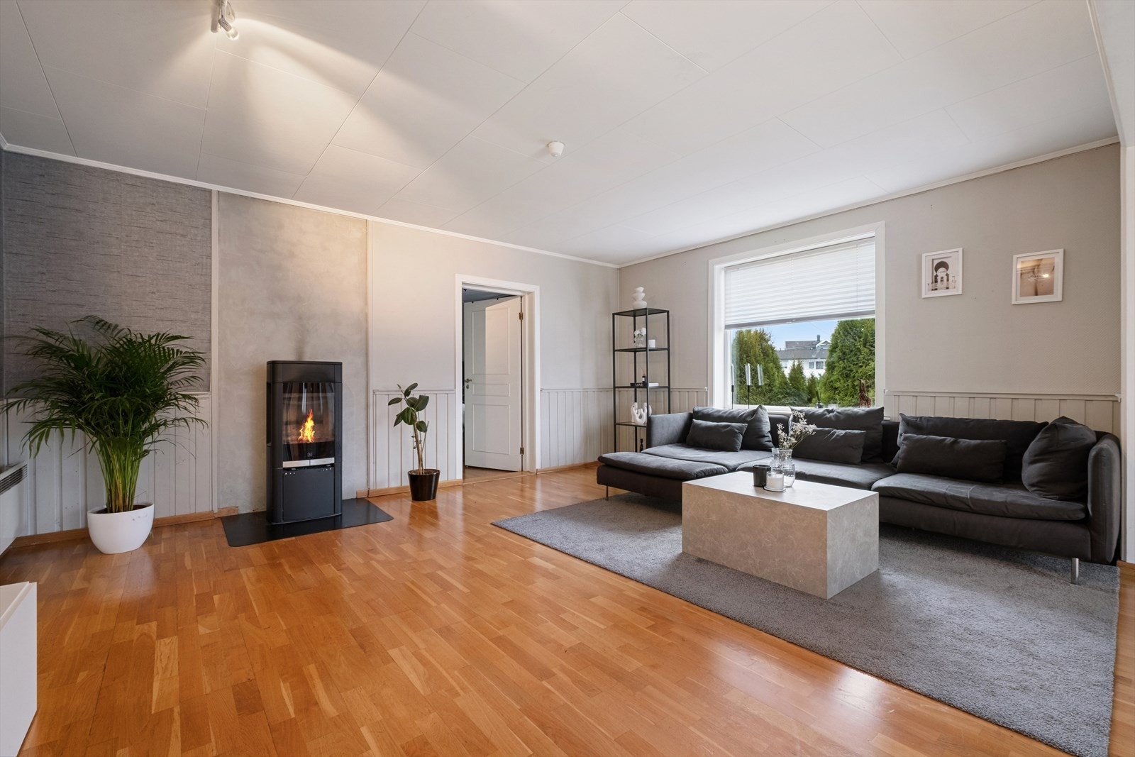 De store vindusflatene sørger for godt med naturlig lys, noe som skaper en god atmosfære. Galleribilde