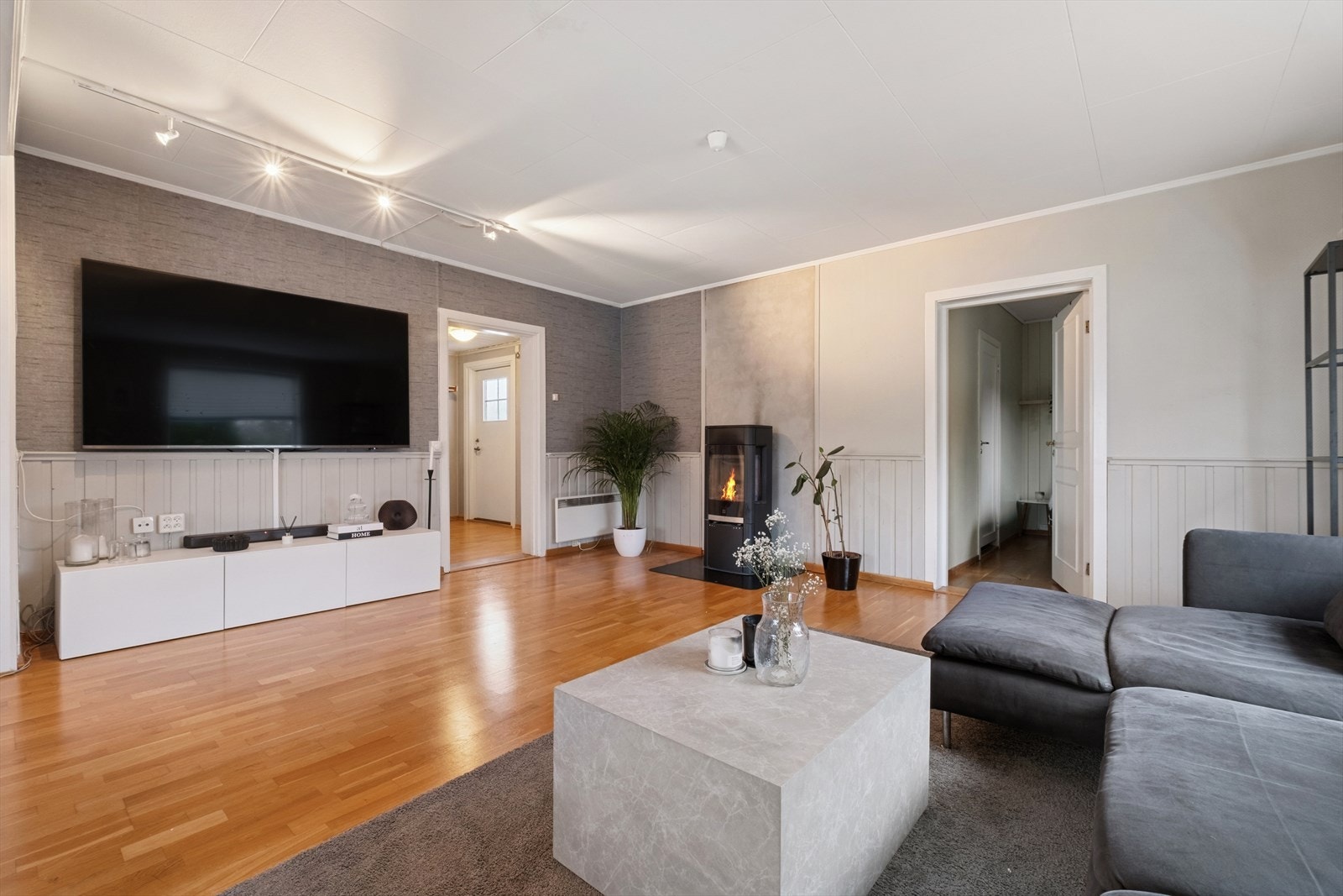 I stuen er det en peis som gir godt med varme på kalde høst- og vinterdager. Galleribilde