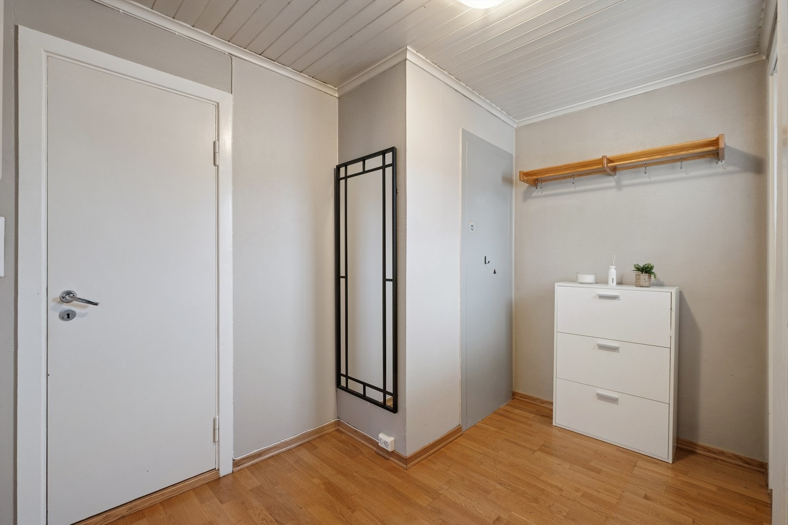 Du ønskes velkommen inn i en lys entré med god oppbevaringsplass av ytterklær og sko. Galleribilde