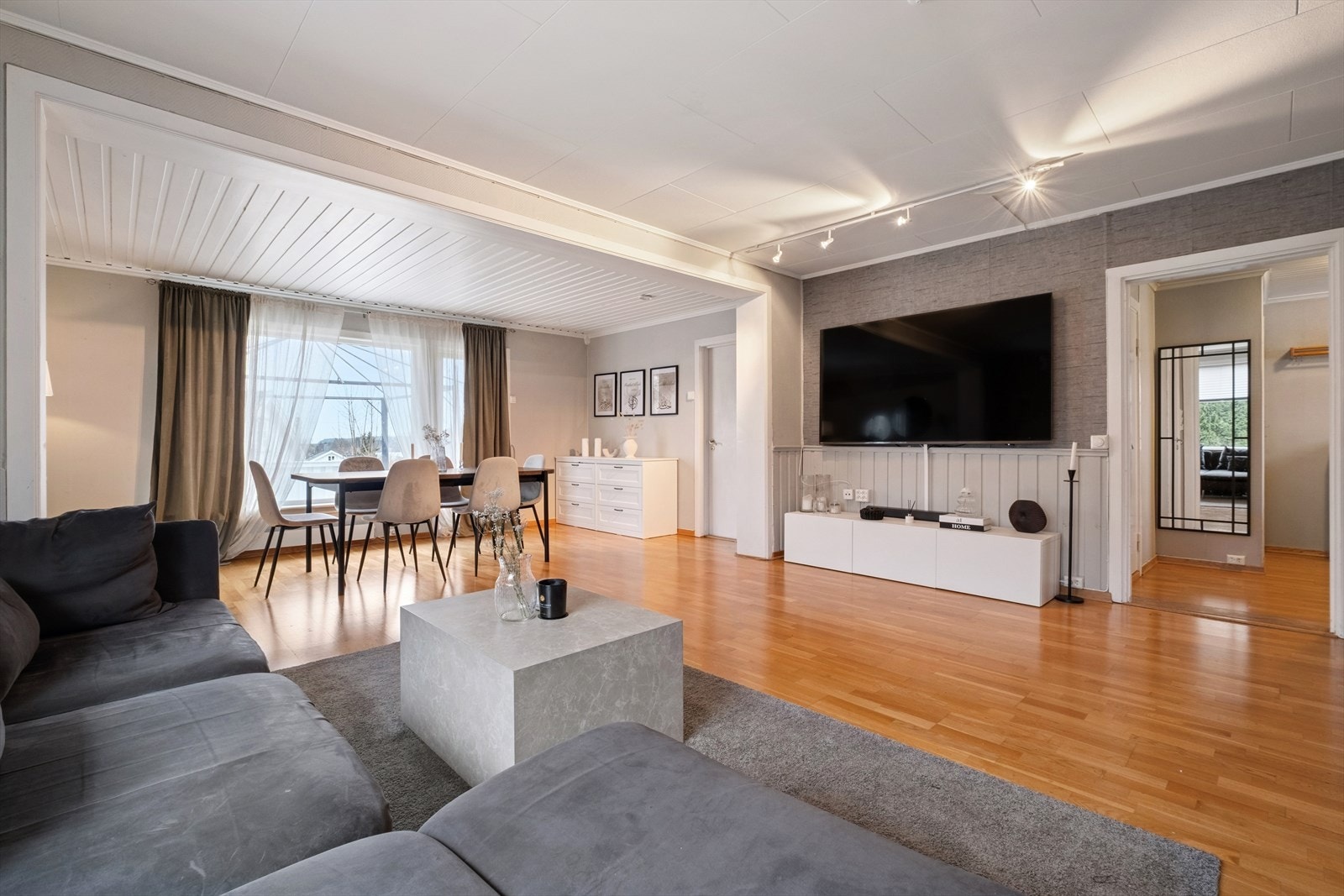 Det er god plass til sofa, TV-møblement, spisegruppe og øvrig ønsket møblement. Galleribilde