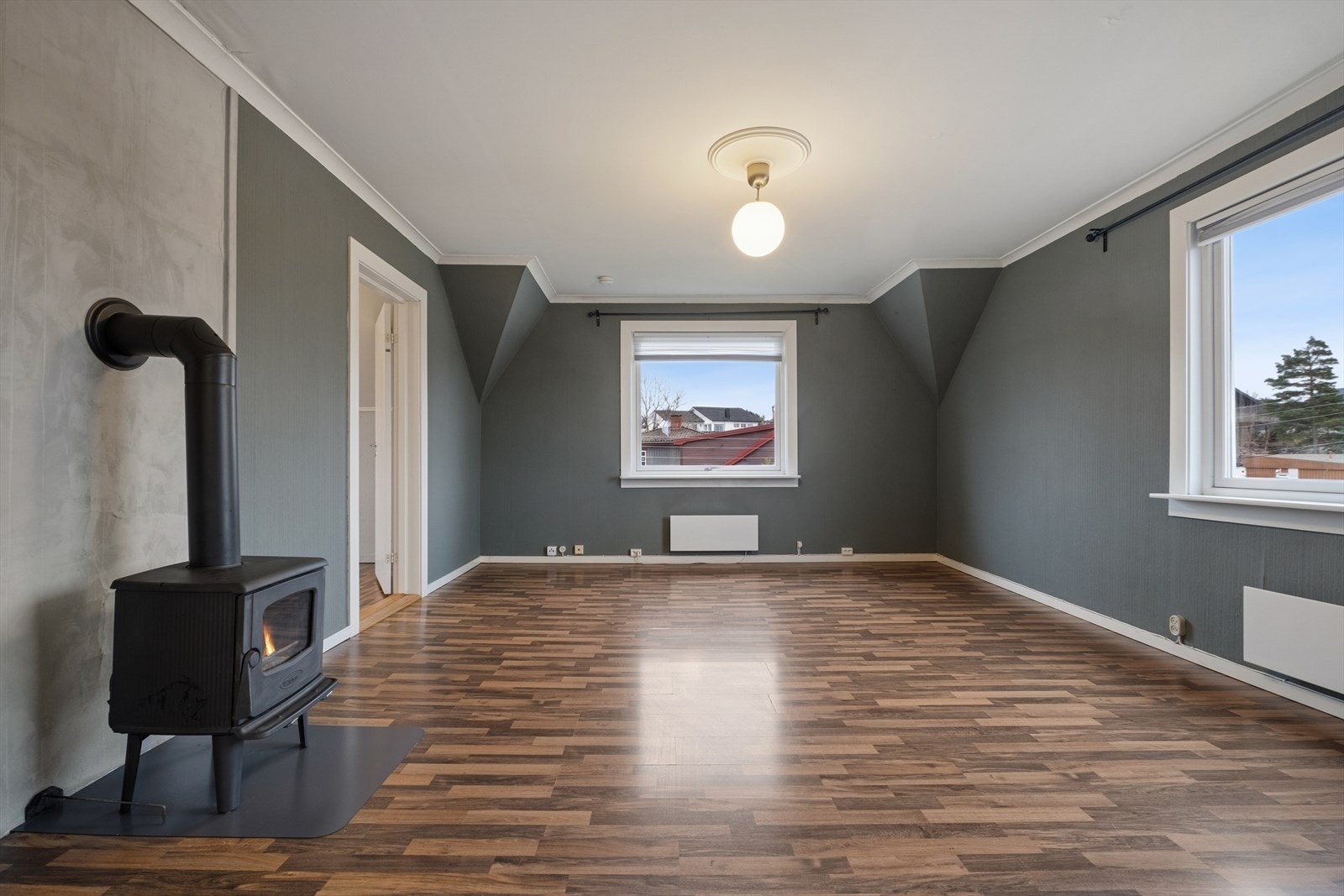 Stuen har godt med lysinnslipp og god plass til sofa, TV-møblement, spisegruppe og øvrig ønsket møblement. Galleribilde