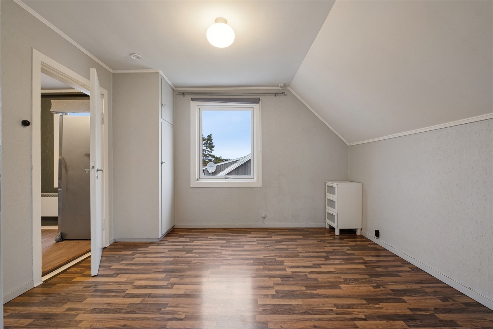 Soverommet har god plass til seng, nattbord og øvrig ønsket møblement. Galleribilde