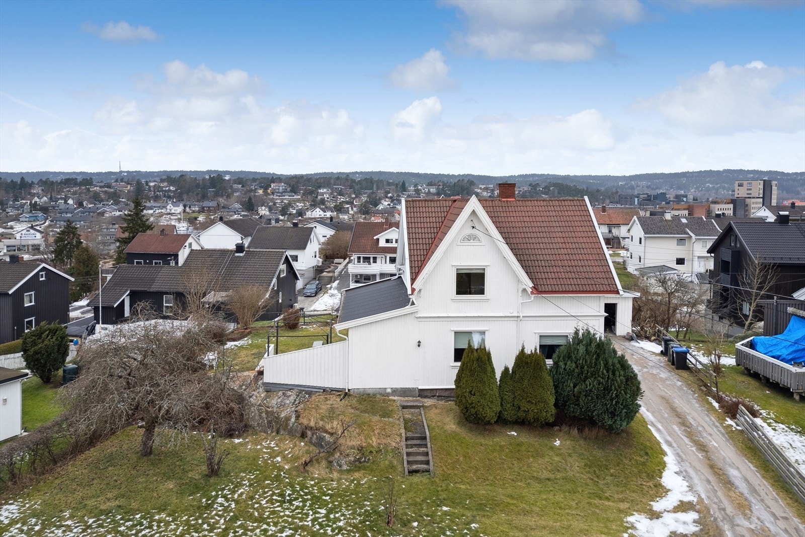 Innholdsrik og velholdt 80-talls enebolig m/høy beliggenhet på Trosvik. Galleribilde