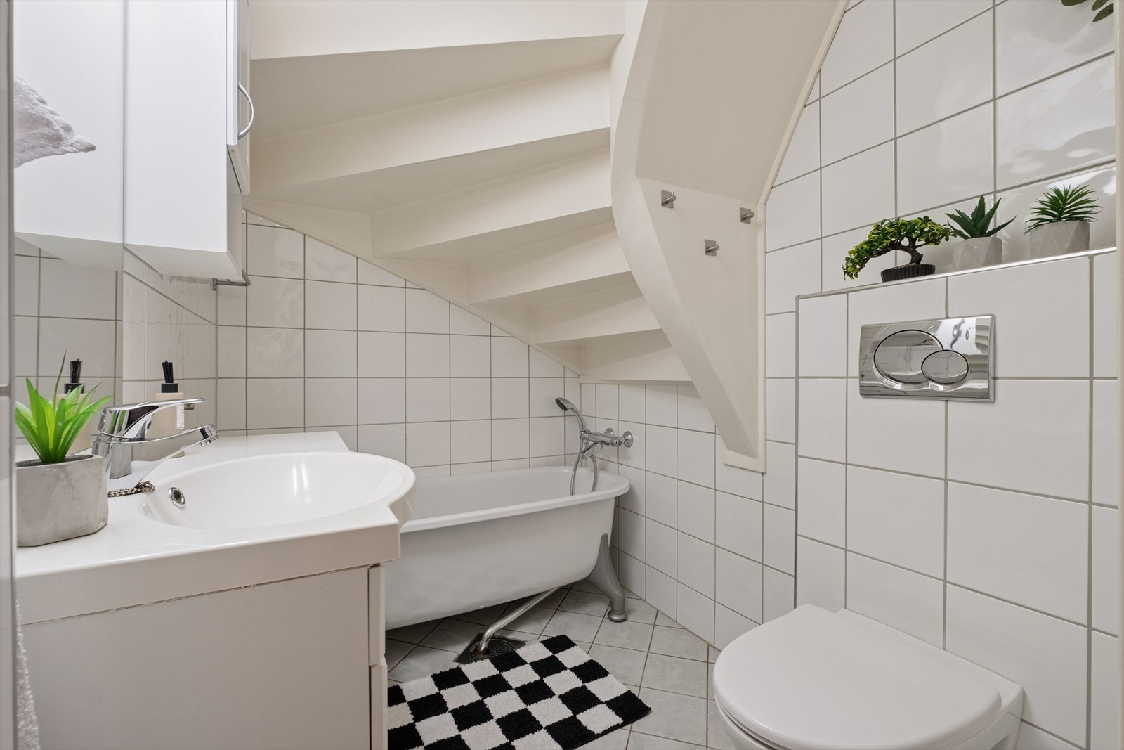 Baderom pusset opp i 2010 i følge eier med malte plater i tak og fliser på vegg/gulv. Galleribilde