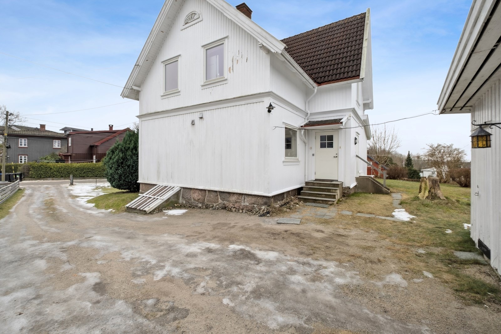 Boligen har to separate innganger, én til hver etasje. Mellom etasjene er det en intern dør som i dag er stengt igjen. Galleribilde