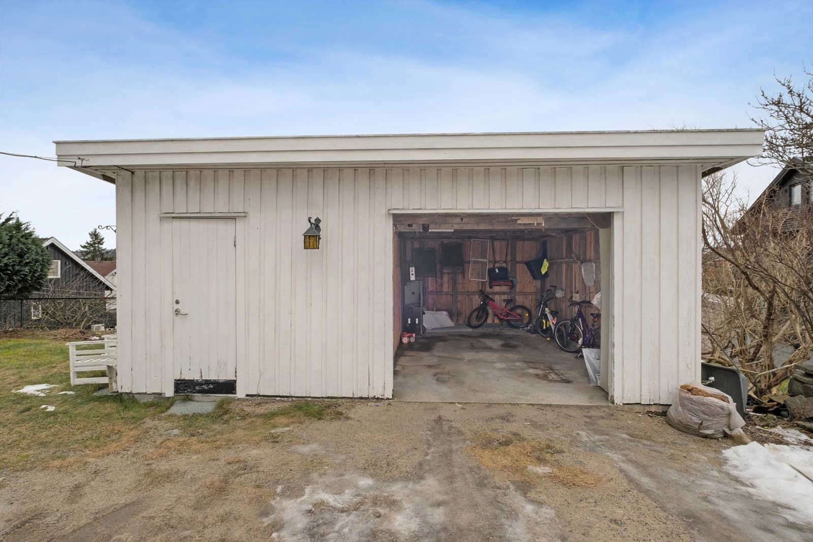 Det er parkering i garasje. Ellers god plass til parkering av ytterligere kjøretøy på egen innkjørsel. Galleribilde