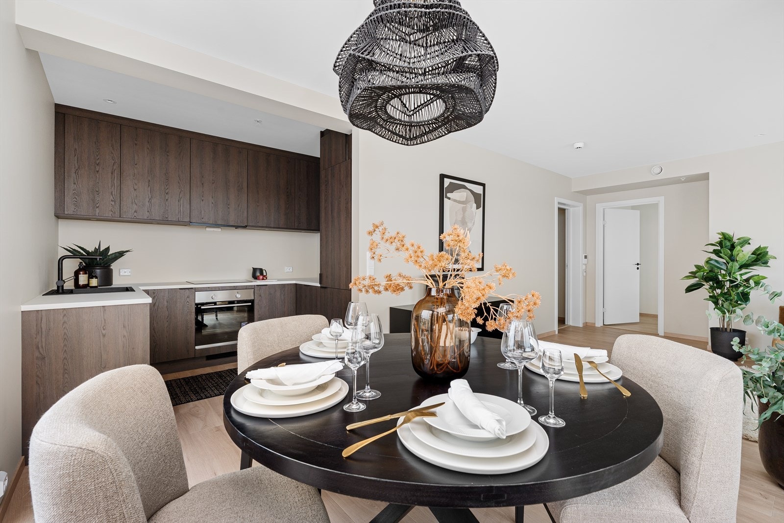 Smarte løsninger på kjøkkenet gir god utnyttelse av plassen, med spisestue naturlig plassert i enden. Galleribilde