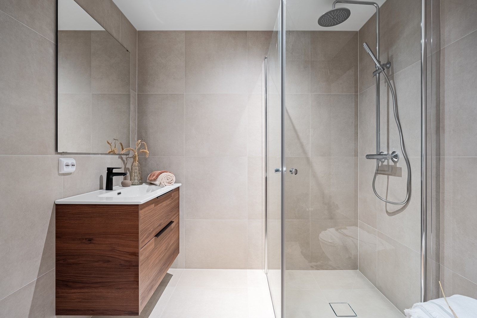 Rålekkert bad med keramiske fliser. Galleribilde