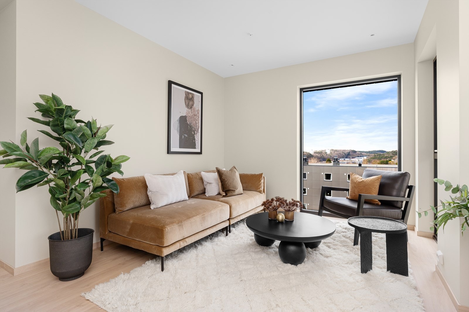 Stuen har mange vinduer som sørger for svært godt lysinnslipp. Galleribilde