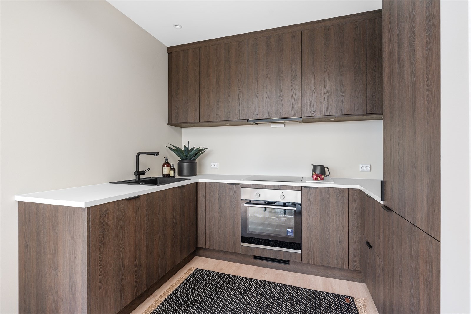 Lekkert og moderne kjøkken med stilrene fronter. Galleribilde