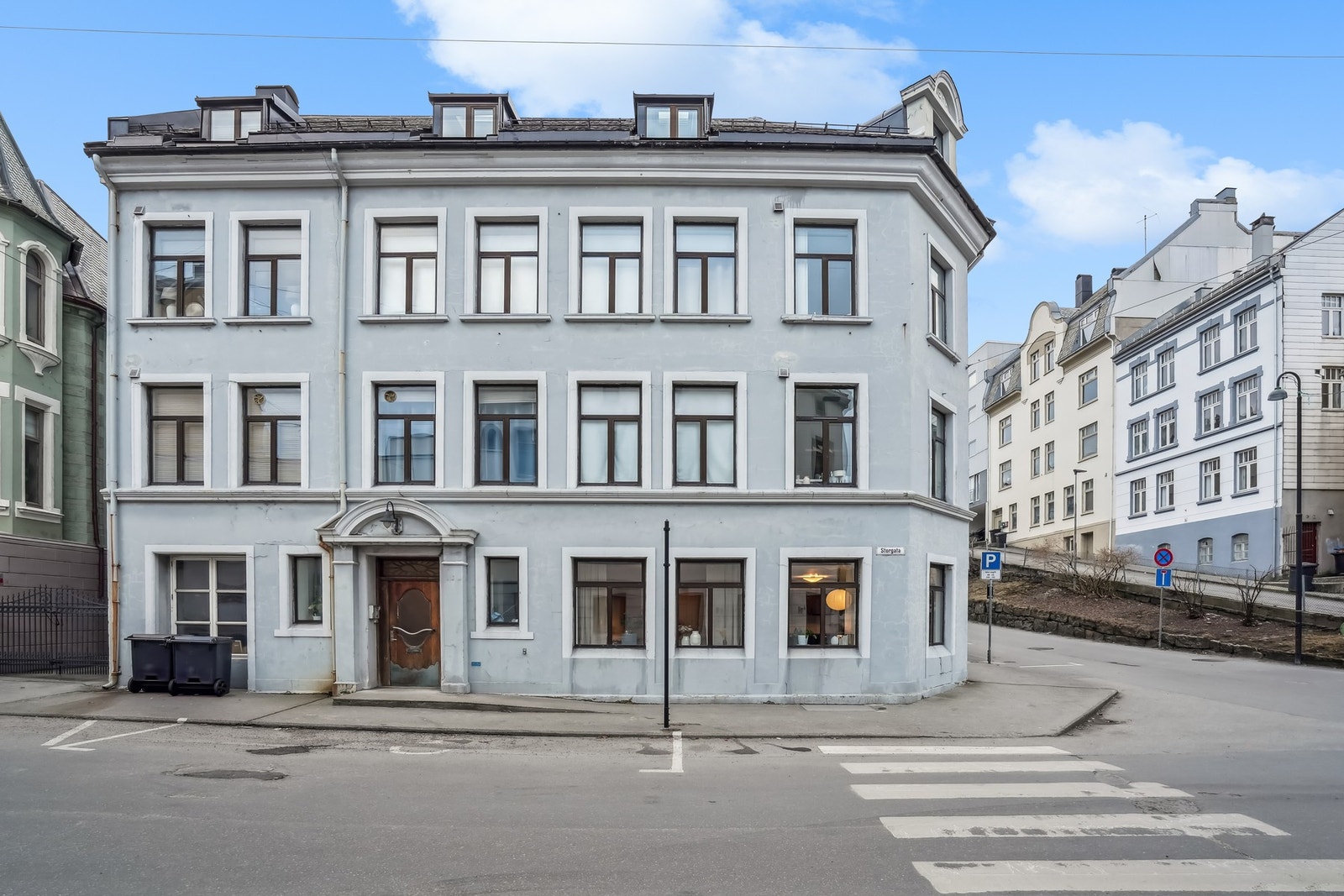 Leiligheten ligger i beste bysentrum med kort vei til Ålesund sentrums rikholdige service- og kulturtilbud. Velkommen til visning! Galleribilde