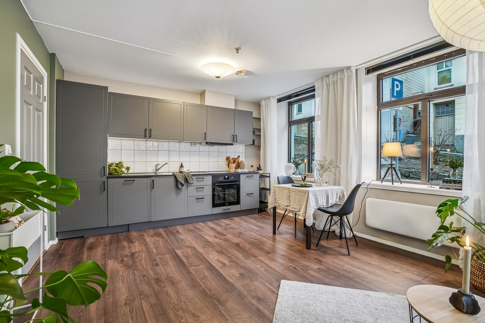 Den åpne stue/kjøkken-løsningen på cirka 25 kvm gir en luftig romfølelse. Galleribilde