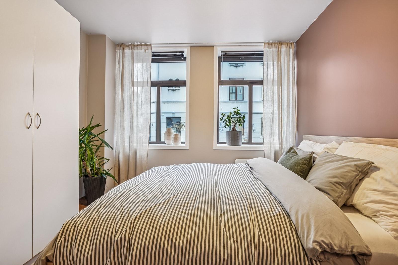 Garderobeskapet holder soverommet ryddig. Galleribilde