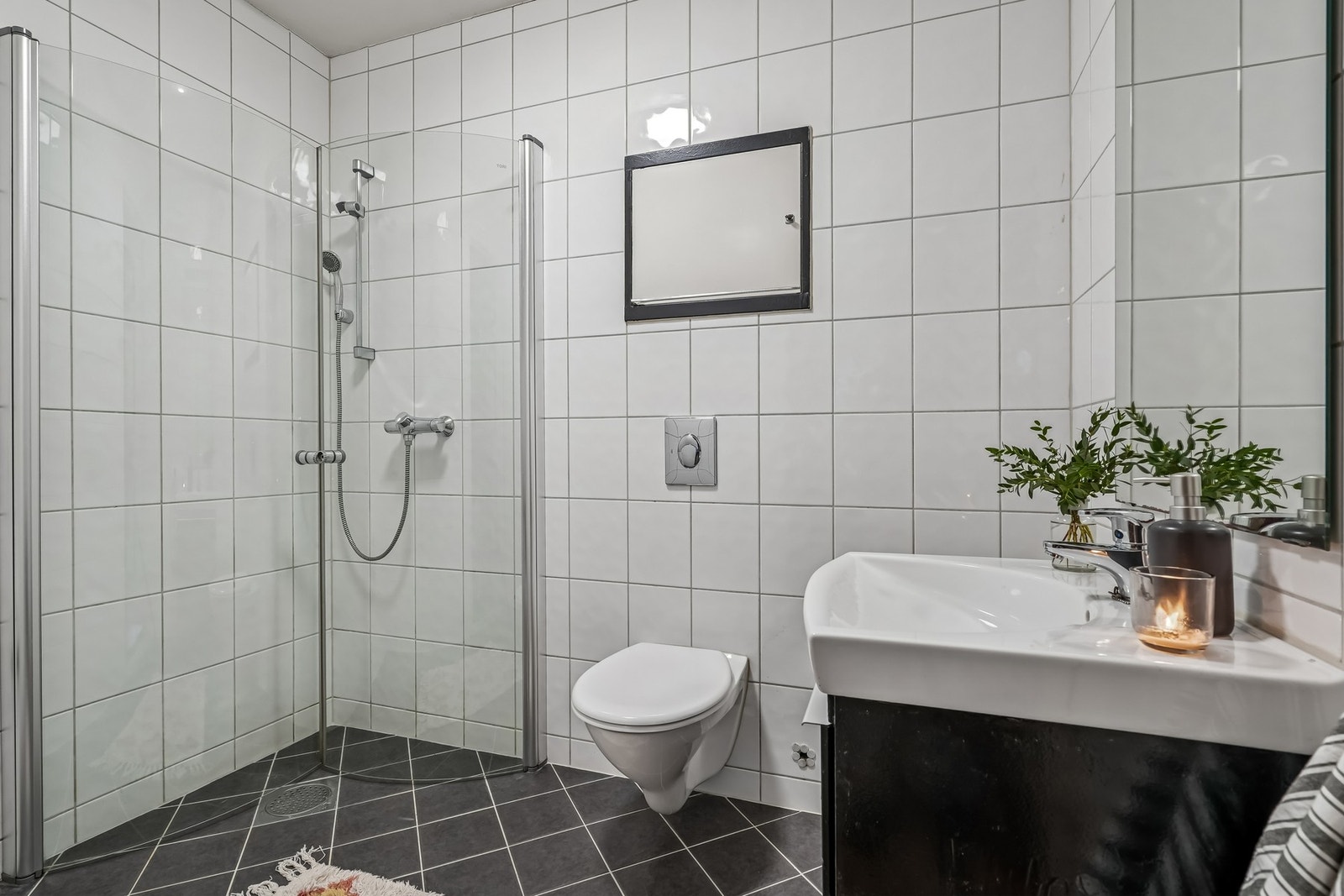 Innredet med servantskap, helstøpt servant, speil - Galleribilde