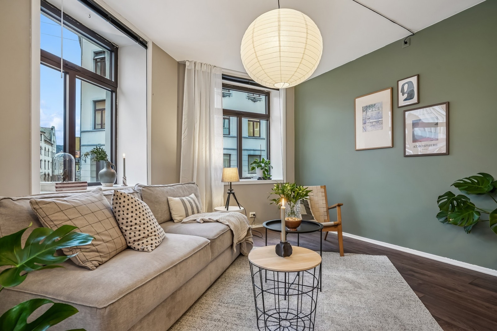 Stuen kombinerer moderne linjer med hjemmekoselige detaljer. Galleribilde