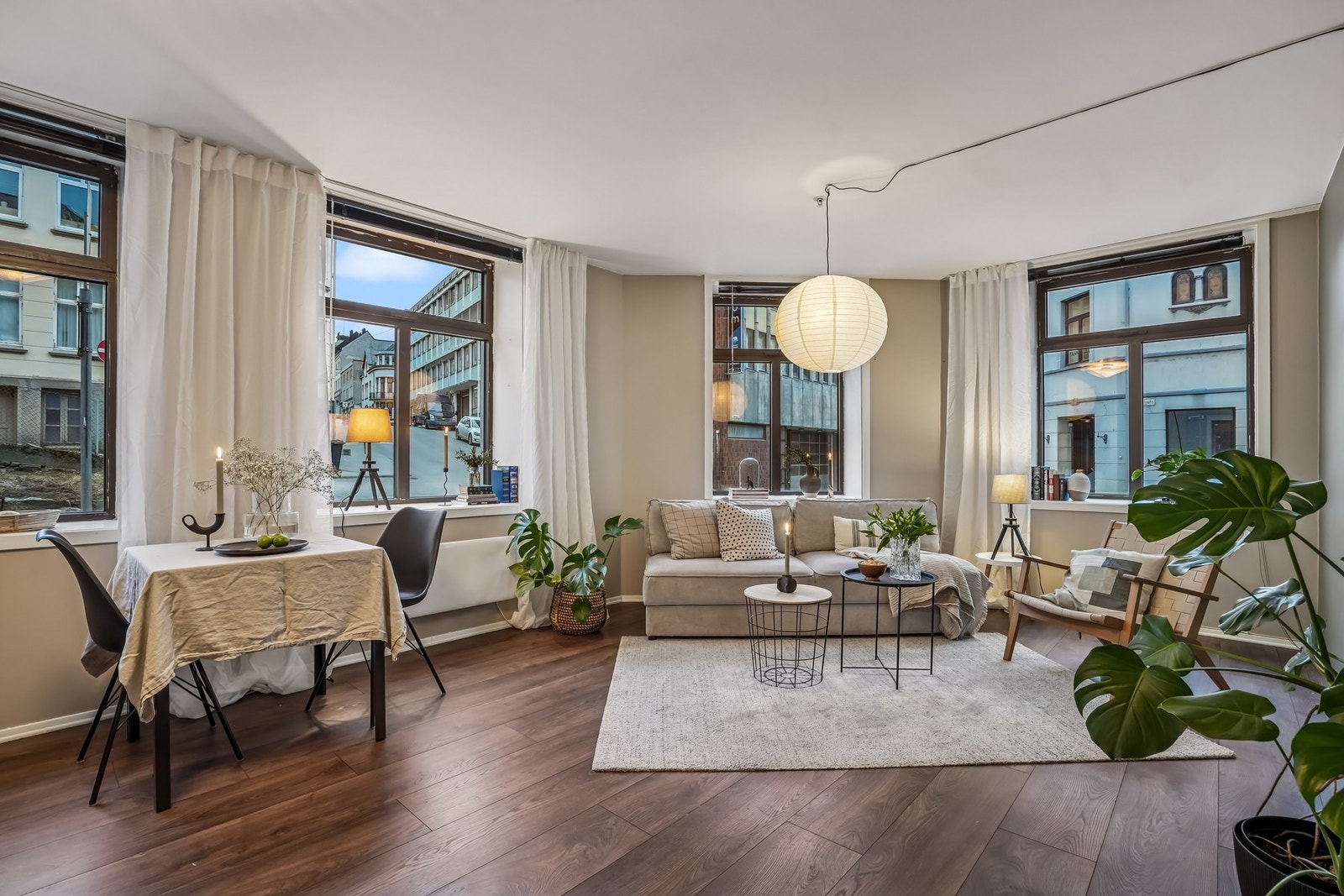 Fleksibel stue/kjøkken som passer like godt til filmkvelder som til middager med venner og familie. Galleribilde